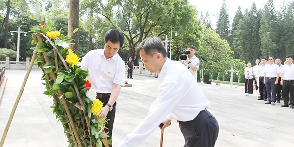 張永安理事長(zhǎng)與陳鋒副組長(zhǎng)整理花圈